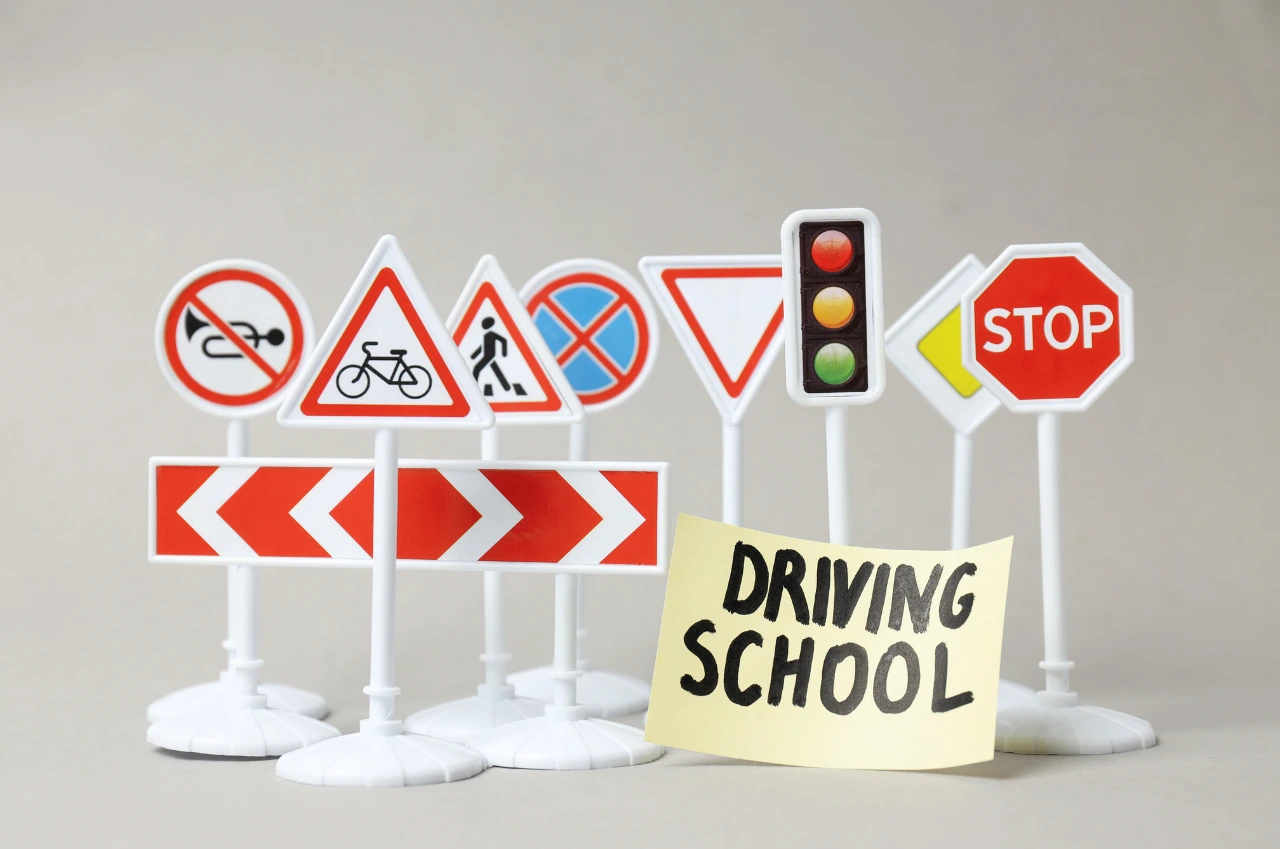 Verkehrsschilder mit „Driving School“-Notiz – visuelles Symbol für den Theorieunterricht in der Fahrschule
