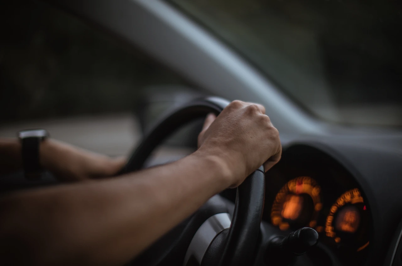 Fahrschüler am Lenkrad bei Nachtfahrt – realistisches Training für den Führerschein Berlin