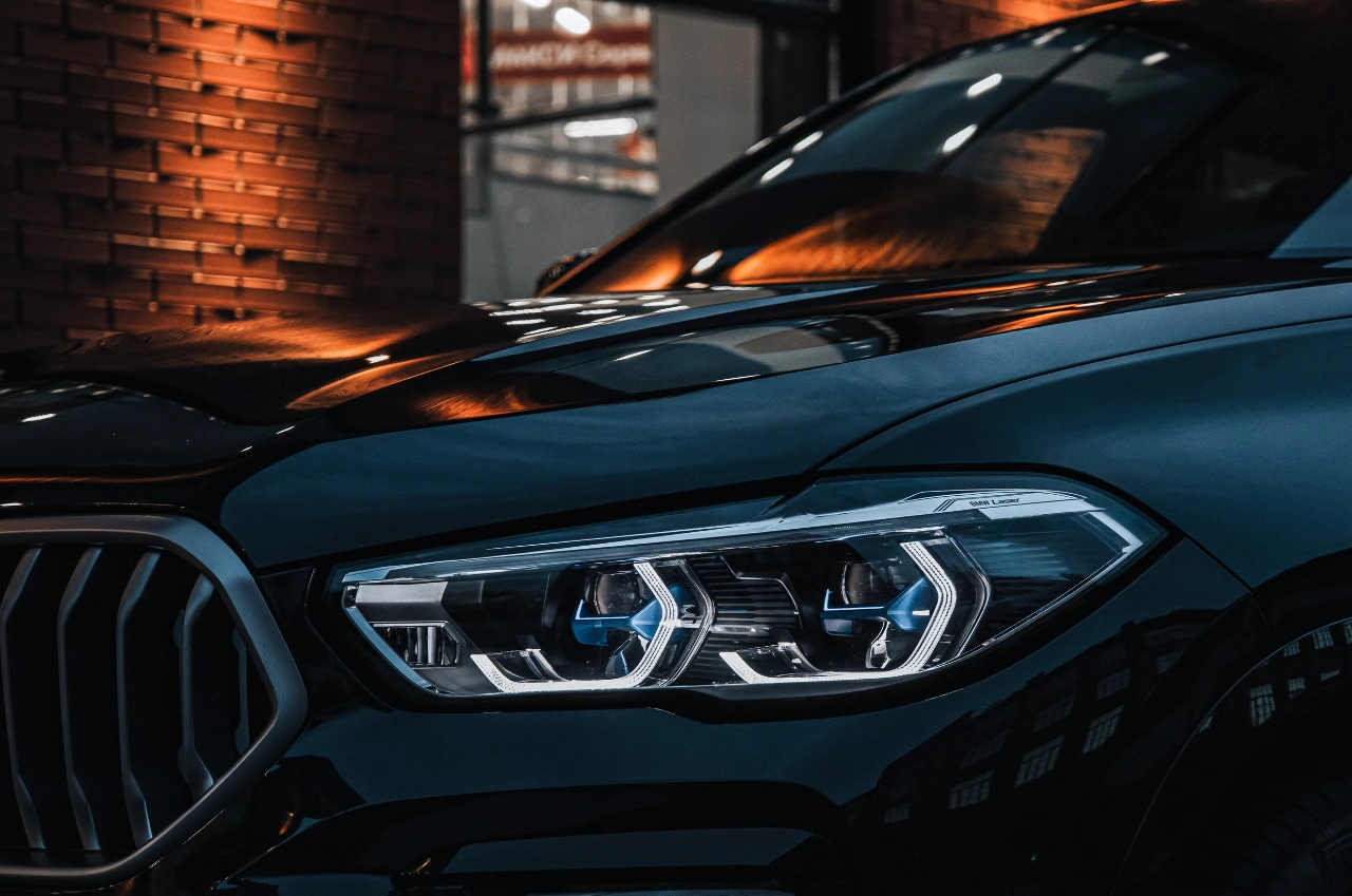 Detailansicht eines modernen Autoscheinwerfers – Symbol für stilvolle Fahrpraxis mit Führerscheinklasse B