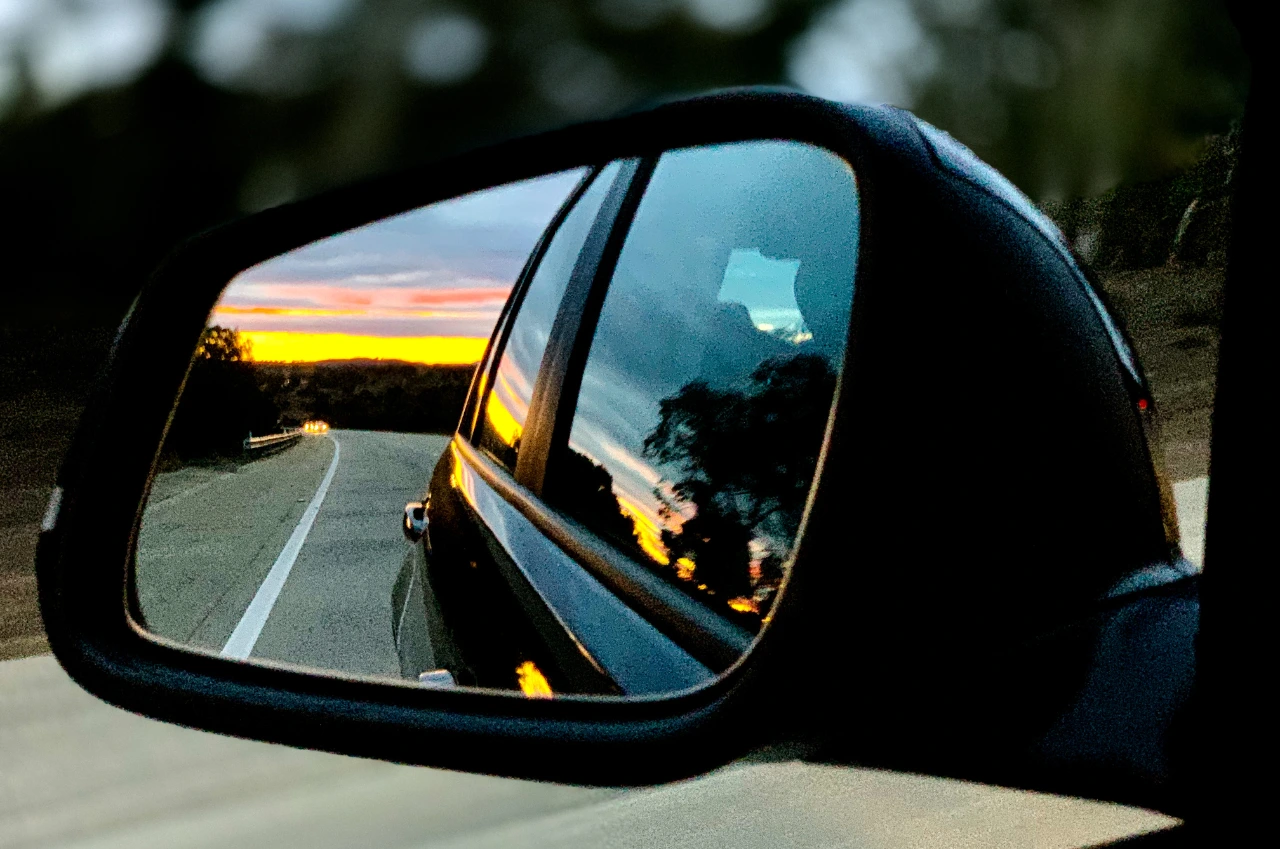 Sonnenuntergang spiegelt sich im Seitenspiegel – stimmungsvolles Bild für automatik Führerschein B78